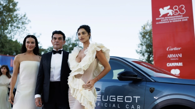 Esmeralda Pimentel, Jorge Salinas y Débora Nascimento a su llegada al Festival de Cine de Venecia