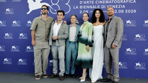 El elenco al completo de Hombre al Agua en el photocall previo a la proyección de la cinta en el Festival Internacional de Cine de Venecia