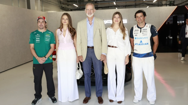 La infanta Sofía y la princesa Leonor posaron con su padre y con los pilotos españoles en la F1