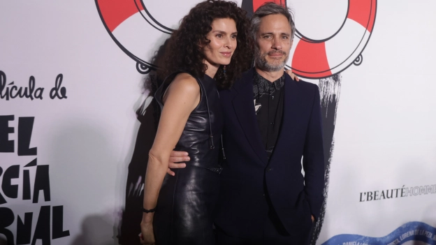 Gael García Bernal con Fernanda Aragonés en la presentación de Hombre al Agua