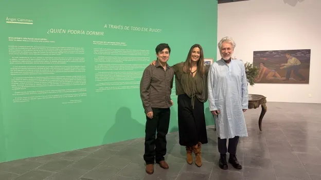 El artista Ángel Cammen junto a Clarisa Navarro, creadora de Nagg, y el curador Guillermo Santamaría