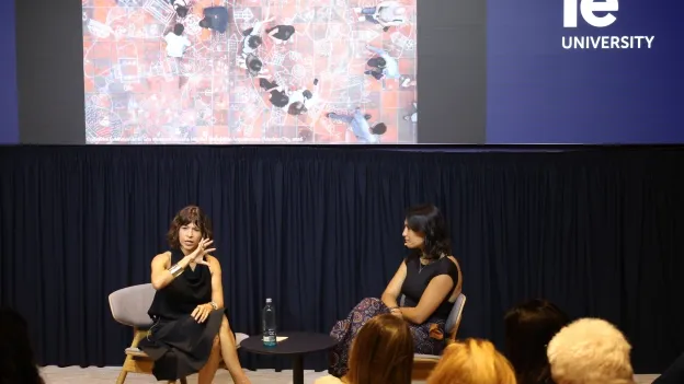 Rozana Montiel junto a Sophia Kluijfhout, estudiante de IE School of Architecture & Design