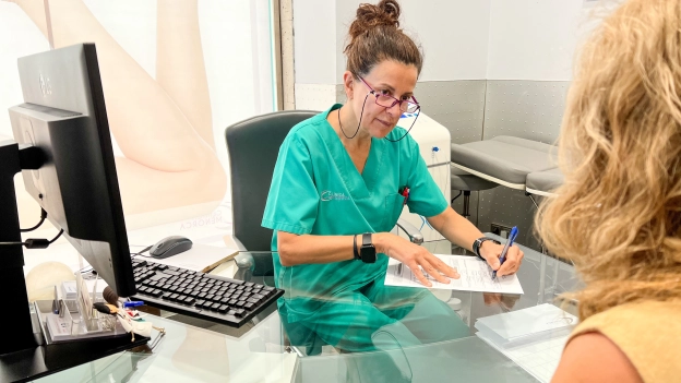 La doctora María José Crispín en su consulta