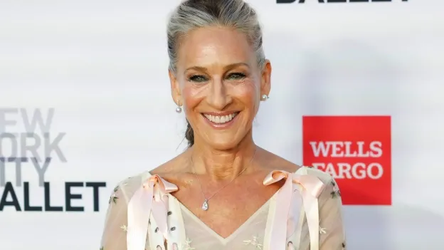 Sarah Jessica Parker con mechas balayage y canas sueltas