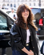 Cara Delevingne fuera del hotel Ritz de París con su nueva imagen con el cabello brunette