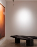 möle studio propone una mesa creada con piedra volcánica y madera de perote tatemada