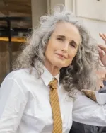 Andie MacDowell luciendo melena rizada con cabello plateado