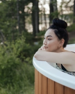 Una mujer disfrutando del K-wellness