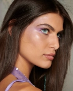 Modelo llevando un purple blush