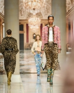 Dolce & Gabbana regresó a sus raíces de los años 90s con un fabuloso maximalismo barroco en la Milan Fashion Week SS27