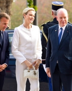 La princesa Charlene y Brigitte Macron decidieron seguir la regla del privilegio de blanco en su encuentro con el Papa Leo, a pesar de tratarse de un evento público