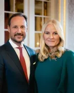 El reina de Haakon de Noruega empieza con una familia reducida ante la salud de su esposa, Mette-Marit
