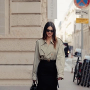 Kendall Jenner llevando mocasines con falda
