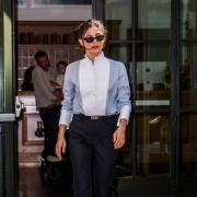 La actriz Monica Barbaro con pantalón negro y camisa