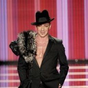 John Galliano llegó a conseguir la gloria de la moda como director creativo de Dior y después de un episodio que le costó todo, hace un regreso que nos habla de dónde se encuentra la industria de la moda