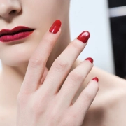 Las uñas rojas son parte de las tendencias de este otoño.