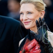 Primer plano de Cate Blanchette en el festival de Cannes 2026 con pelo recogido