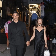 Olivia Palermo con vestido satinado y cabello 'wet look'