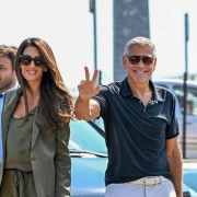 Amal y George Clooney llegando a la Mostra de Venecia