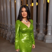 Salma Hayek celebra sus 60 años con una nueva faceta como 'abuela de corazón', con el primer nieto de su marido
