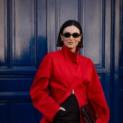 Outfits con un toque rojo en chamarra, bolso y pañuelo