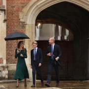 El príncipe George, acompañado de sus padres, los Príncipes de Gales, en su primer día de escuela en Eton college