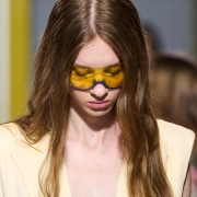 Mujer con melena castaña y gafas de cristales amarillos