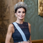 La reina Letizia de España ha sabido balancear la elegancia con la innovación en su clóset, manteniendo los clásicos de su posición