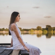 Mujer en lago