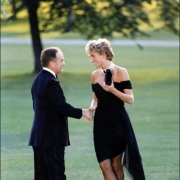 En 1994, la princesa Diana llevó un espectacular diseño que fue bautizado como el vestido de la venganza