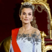 Doña Letizia ha recurrido al joyero real para esta cena de Estado en honor al presidente de Francia
