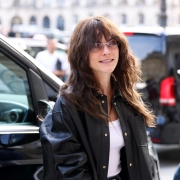 Cara Delevingne fuera del hotel Ritz de París con su nueva imagen con el cabello brunette