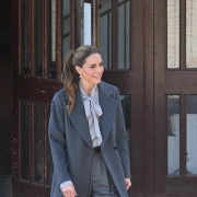 La princesa de Gales, Kate Middleton, ha llevado una de las tendencias de la temporada con una blusa con el cuello pussy bow