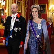 La princesa de Gales, Kate Middleton, luce la tiara oriental circlet, una de las joyas más preciadas de la corona británica.