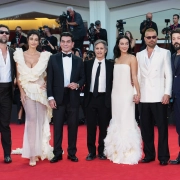 Gael García Bernal, Diego Luna, Esmeralda Pimentel, Manuel García Rulfo y Jorge Salinas fueron los mexicanos posando en la alfombra roja del Festival de Cine de Venecia