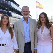 La princesa Leonor y la infanta Sofía acompañaron al rey Felipe VI al Gran Premio de Madrid