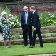 El príncipe Harry con su tío, Charles Spencer, y sus tías Lady Jane Fellowes y Lady Sarah McCorquodale