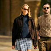 Looks de street style estilo de la serie The Gentlemen en Londres