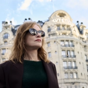 La icónica actriz francesa ha presta su sofisticada visión a la suite Haute Couture en el Mandarin Oriental Lutetia en la capital francesa