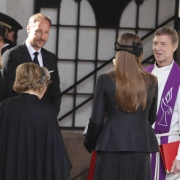 El rey Haakon, la reina Mette Marit, la reina Sonia y la princesa Ingrid a su llegada al funeral