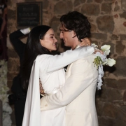Damiano David y Dove Cameron celebraron su boda civil en un pequeño pueblo italiano en la Toscana