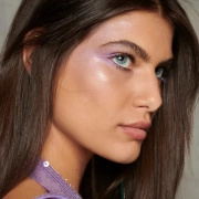 Modelo llevando un purple blush