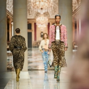 Dolce & Gabbana regresó a sus raíces de los años 90s con un fabuloso maximalismo barroco en la Milan Fashion Week SS27