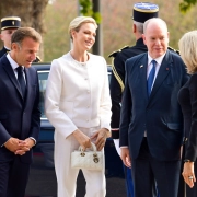 La princesa Charlene y Brigitte Macron decidieron seguir la regla del privilegio de blanco en su encuentro con el Papa Leo, a pesar de tratarse de un evento público