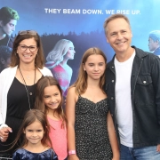Chad Lowe con su esposa y sus tres hijas Mabel, Fiona y Nixie en una imagen de 2022