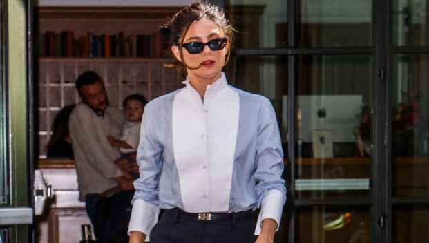 La actriz Monica Barbaro con pantalón negro y camisa