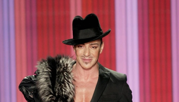 John Galliano llegó a conseguir la gloria de la moda como director creativo de Dior y después de un episodio que le costó todo, hace un regreso que nos habla de dónde se encuentra la industria de la moda