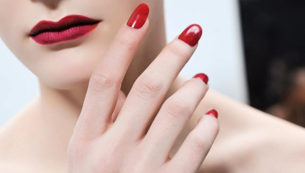 Las uñas rojas son parte de las tendencias de este otoño.