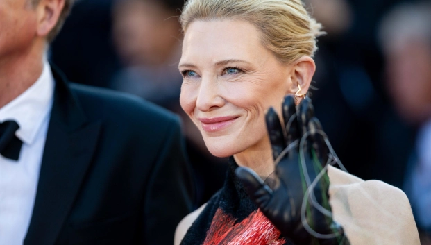 Primer plano de Cate Blanchette en el festival de Cannes 2026 con pelo recogido