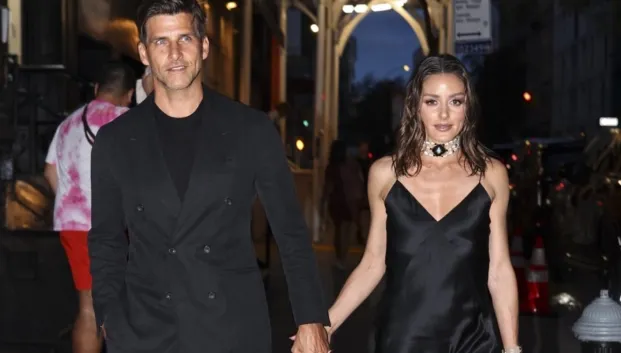 Olivia Palermo con vestido satinado y cabello 'wet look'
